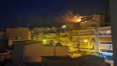 Φωτιά στο Σχιστό: Υπό μερικό έλεγχο, άνοιξαν οι δρόμοι