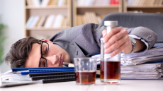 Η κακή συνήθεια που απειλεί όσους εργάζονται πολλές ώρες