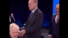 «Ο Ερντογάν επιλέγει το επόμενο θύμα του» - Το χιουμοριστικό βίντεο από τη Σύνοδο του ΝΑΤΟ