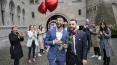 Ελβετία: Έγιναν οι πρώτοι γάμοι ομόφυλων ζευγαριών 