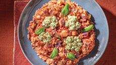 Πλιγούρι μαγειρεμένο με ντομάτα, μελιτζάνα και πέστο με ανθότυρο