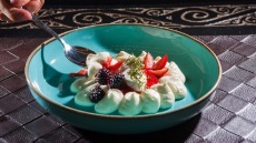 Βουτυρένια τοστάδα σαν τάρτα με κρέμα και σάλτσα φράουλας