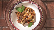 Αρακάς και κουκιά με πικάντικη σάλτσα, ρύζι και τηγανητά κρεμμύδια