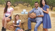 Ο Γιάννης μεγάλωσε στη φύση, έγινε πτηνοτρόφος και με τα «6κροκα» αυγά του από τη Σύρο πήρε και ασημένιο βραβείο