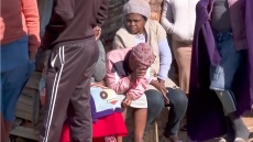 Νότια Αφρική: Η αστυνομία αναζητά τους δράστες της επίθεσης σε μπαρ με 15 νεκρούς