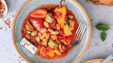 Τουρλού με λευκά φασόλια και καλοκαιρινά λαχανικά