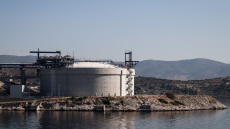 LNG: Έτοιμη μέχρι τέλη Αυγούστου να παραλάβει φορτία η νέα πλωτή δεξαμενή στη Ρεβυθούσα