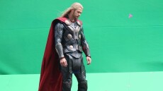 Κρις Χέμσγουορθ: Η φωτογραφία με την κόρη του πριν από 11 χρόνια στο σετ της πρώτης ταινίας «Thor»