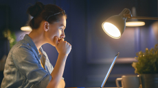 Έρευνα αναδεικνύει τις αρνητικές επιπτώσεις της τηλεργασίας στη ζωή Ελληνίδων εργαζόμενων τον καιρό της πανδημίας