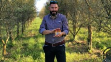 Ο Φίλιππος Μπάρμπας καλλιεργεί ιπποφαές στους πρόποδες της Πίνδου