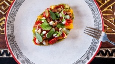 Τοστάδα με καλοκαιρινά λαχανικά και κατσικίσια μυζήθρα