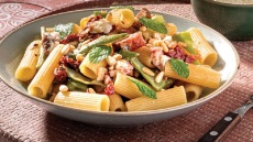 Ριγκατόνι με καπνιστό χοιρομέρι, φασολάκια τσαουλιά, λιαστή ντομάτα και δυόσμο