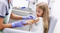 ΠΟΥ: «Κόκκινος συναγερμός» για τον παιδικό εμβολιασμό - Καταγράφει τη μεγαλύτερη μείωση των τελευταίων 30 ετών