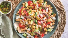 Δροσερή σαλάτα με ρεβίθια, αντζούγιες, μυρωδικά και ελιές