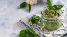 Πώς να φτιάξετε vegan pesto με ταχίνι