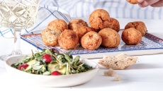 Μυζηθροκεφτέδες με γλιστρίδα και κεράσια