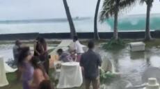 Χαβάη: Τεράστια κύματα κατέστρεψαν γαμήλια δεξίωση - Έτρεχαν να σωθούν οι καλεσμένοι