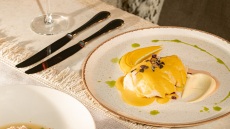 Για φαγητό και ποτό στο elegant chic Island Riviera πάνω στη θάλασσα