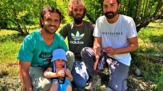 Μια ομάδα νέων ανθρώπων άφησε την πόλη για να ζήσει στην ύπαιθρο και να ασχοληθεί με τη βιολογική καλλιέργεια ροδιού