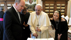 Σαρλίν του Μονακό: Οι... γυμνοί της ώμοι «σκανδάλισαν» το Βατικανό