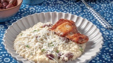 Κοτόπουλο μπούτι με τραχανά και μαύρες ελιές