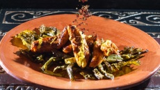 Πικάντικη ψητή πεσκανδρίτσα με αμπελοφάσουλα και ψητά αμπελόφυλλα