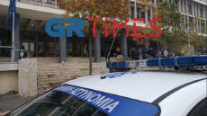 Θεσσαλονίκη: Πέταξαν Μπογιές και τρικάκια στην είσοδο των Δικαστηρίων