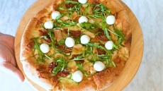 Ο PizzaChefArgy μάς δείχνει πώς να φτιάξουμε «πράσινη» πίτσα με πέστο ρόκας