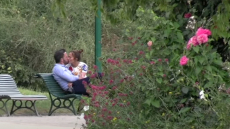 Λόπεζ - Άφλεκ: Βίντεο με τα τρυφερά τους φιλιά σε παγκάκι των Παρισίων