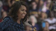 H Μισέλ Ομπάμα προσφέρει στο νέο της βιβλίο «φρέσκες ιστορίες και εύστοχους προβληματισμούς»