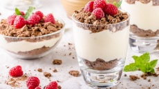 Φτιάχνουμε «τσιζκέικ» με γιαούρτι σε λιγότερο από 10 λεπτά