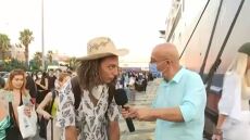 Το κόλπο νεαρού με τις πατερίτσες για να… ρίχνει τα κορίτσια άφησε «παγωτό» ρεπόρτερ - Δείτε βίντεο