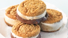 «Σάντουιτς» με παγωτό καραμέλα