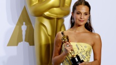 Alicia Vikander: «Ήμουν στο απόγειο της φήμης μου αλλά ένιωθα λύπη και μοναξιά»