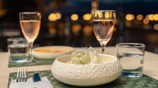 Στο On the verandah, στο Ποσειδώνιο, απολαμβάνεις τη λιτότητα της πολυτέλειας