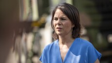 Γερμανία: «Καμιά χώρα δεν πρέπει να φοβάται πως ένας ισχυρότερος γείτονας θα της επιτεθεί» λέει η Μπέρμποκ