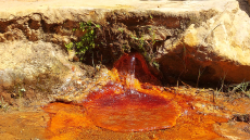 Λάρισα: Πόλος έλξης τουριστών η παραλία του δήμου Αγιάς με το κόκκινο ιαματικό νερό