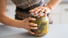 Δυσκολεύεστε να ανοίξετε ένα βάζο; Τι αποκαλύπτει αυτό για την υγεία σας