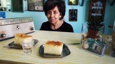 Νάξος: Στο καφενείο του Γαλάνη, στο Χαλκί, δεν θα πας μόνο για το άπαιχτο σπιτικό γαλακτομπούρεκο