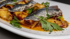 Η Θάλεια Τσιχλάκη και τα πιάτα του υπέροχου καλοκαιρινού Proveleggios