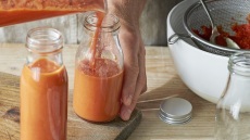 Πώς θα φτιάξετε σάλτσα ντομάτας για να έχετε όλον τον χρόνο