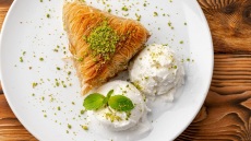 «Παντρεύουμε» τα σιροπιαστά γλυκά με παγωτό