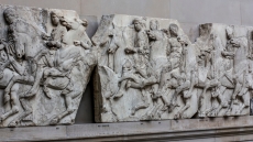Γλυπτά του Παρθενώνα: «Παγκόσμιο αίτημα η επανένωσή τους» λέει ο διευθυντής του Μουσείου Ακρόπολης
