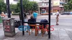 Θεσσαλονίκη: Έδεσαν καρέκλες σε στάση λεωφορείου -  Δείτε φωτογραφίες