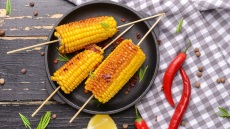 Πώς ψήνουμε σωστά το καλαμπόκι στο σπίτι;