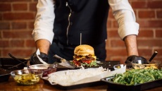 Μπορούν τα fine dining εστιατόρια να σερβίρουν μπέργκερ;