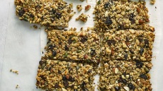 Φτιάχνουμε μπάρες με γκρανόλα για την παραλία