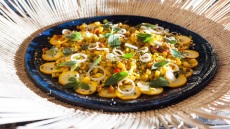 Σαλάτα κολοκύθι στυλ καρπάτσιο με φουντούκια, καλαμπόκι και γλιστρίδα