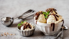 Πώς θα απογειώσουμε το παγωτό μας με σπιτικές γαρνιτούρες
