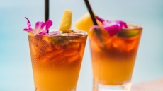 Με ποια καλοκαιρινά ποτά ταιριάζουν τα βρώσιμα λουλούδια;